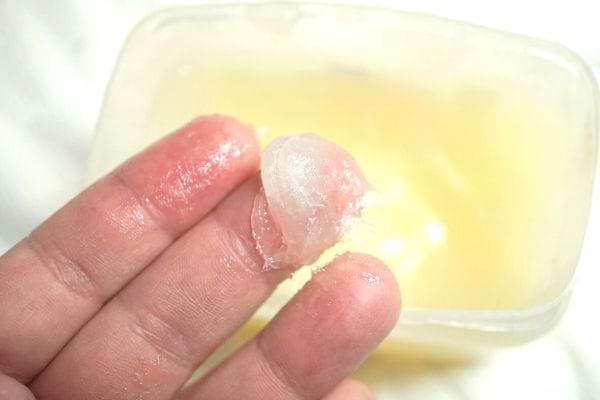 De la vaseline sur la main d'une personne