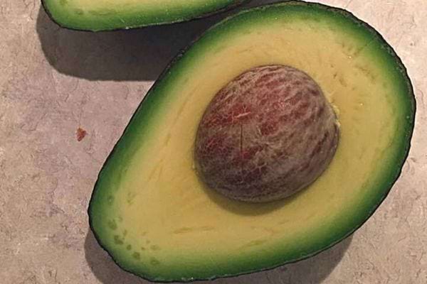 Un avocat coupé en deux avec son noyau