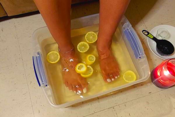 bain de pied drainant au citron