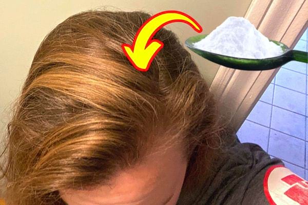 Une femme avec des cheveux châtain clair et une cuillère verte remplie de bicarbonate