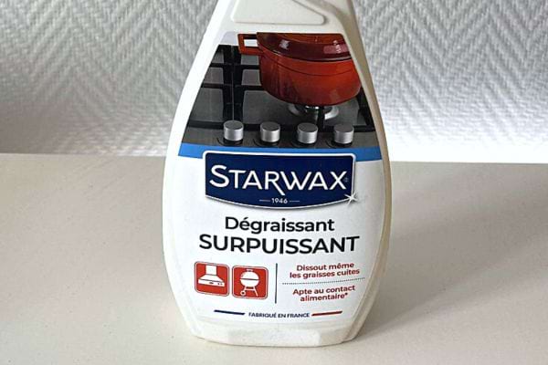 Eine weiße Flasche mit starkem Entfetter