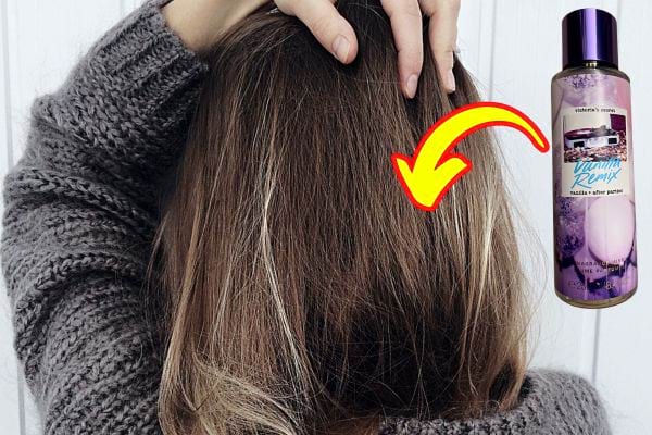 Une femme ayant la main sur sa tête avec une brume violette Victoria Secret