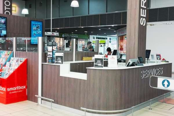 Une caisse centrale de supermarché pour faire de la monnaie