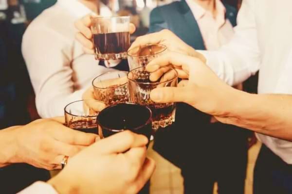 Un homme qui voit ses amis sans sa femme