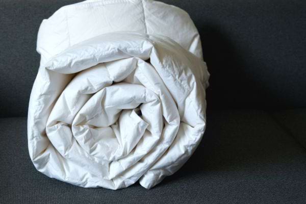 Une couette blanche enroulée