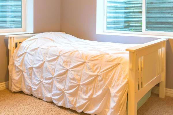 Un lit une place recouverte d'une grande couette