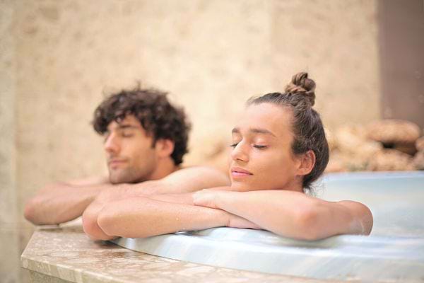 Un couple dans un jacuzzi