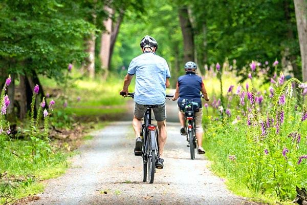 Un couple faisant du vélo dans la nature 