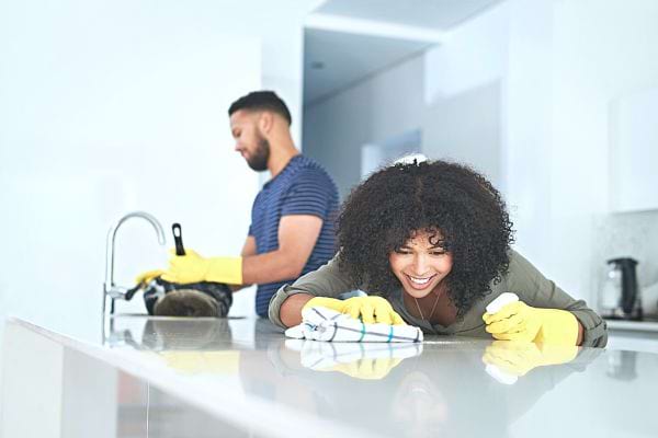 Un couple faisant du nettoyage dans une cuisine