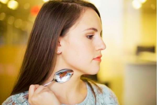 Une cuillère sur le cou pour faire disparaitre plus vite un suçon