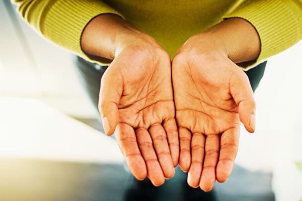 Des paumes de main qui grattent