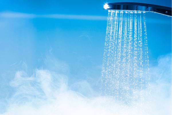 La vapeur d'eau chaude est un excellent remède contre les symptômes du rhume.