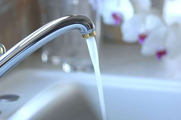 De l'eau du robinet qui coule 