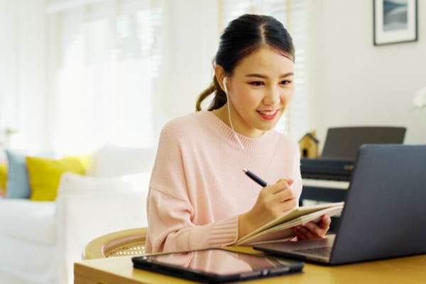Une étudiante qui prend des cours en ligne 