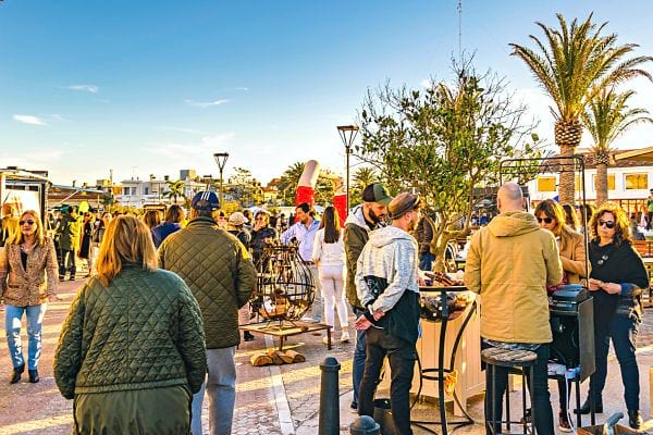 Un évènement avec pleins de personnes en plein air 