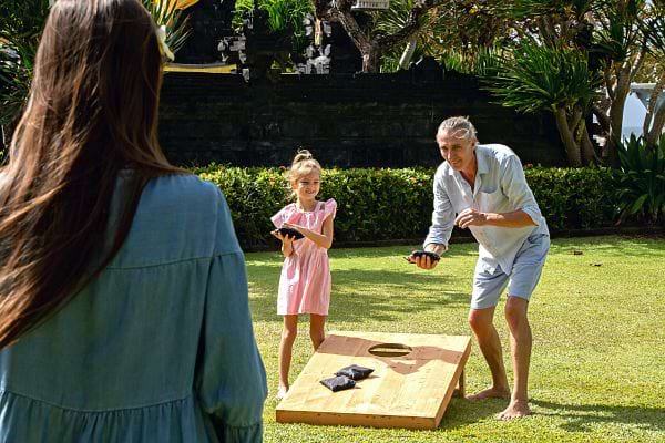 Une famille faisant un jeu en plein air 