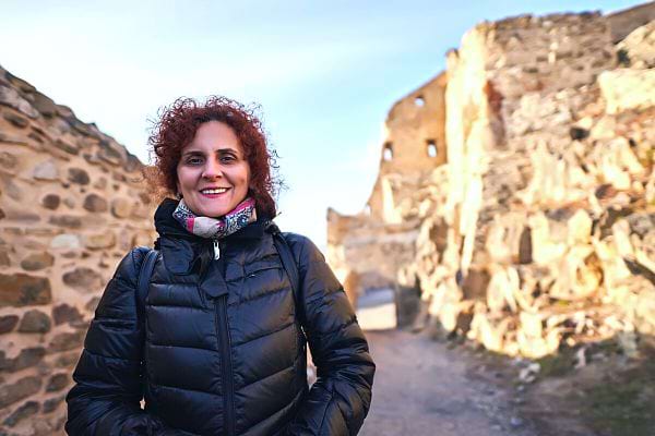 Une femme vêtu d'une doudoune noire dans un château 