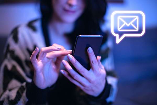 Une femme envoyant un message