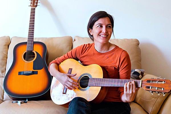 Une femme faisant de la guitare 