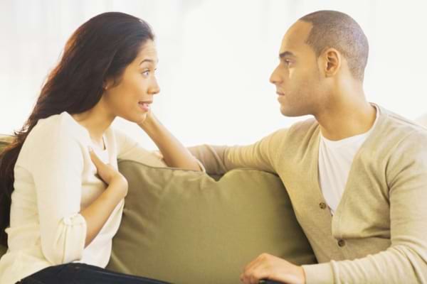 Un homme qui demande à sa femme de changer