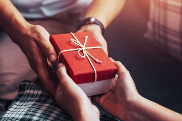 Un homme faisant un cadeau à une femme