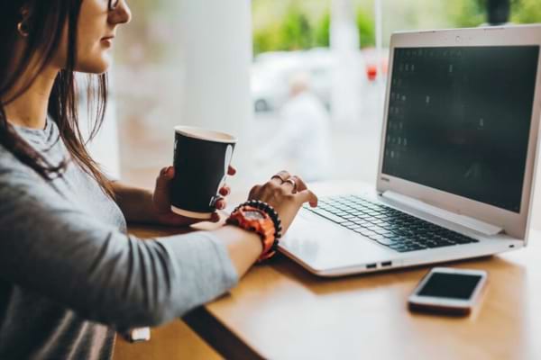 Une femme qui fait de la traduction sur internet pour gagner de l'argent