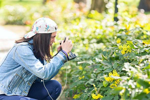 Une jeune fille faisant des photos de la nature 