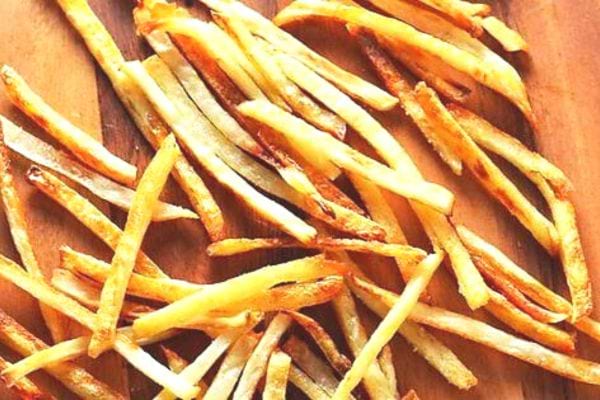 Plusieurs frites allumettes sur une plaque de cuisson 