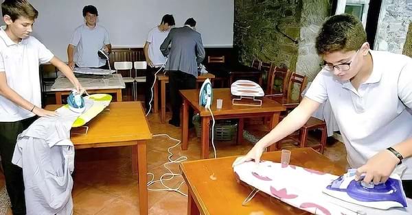 Des garçons qui font du repassage