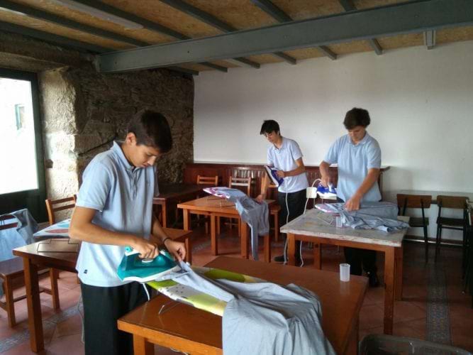 Des garçons qui font du repassage