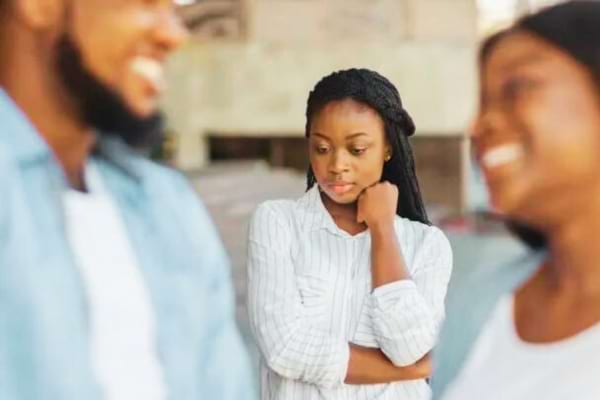 Un homme très proche d'une autre femme devant sa femme