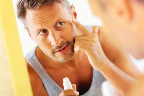 Un homme qui prend soin de lui à cause d'une autre femme