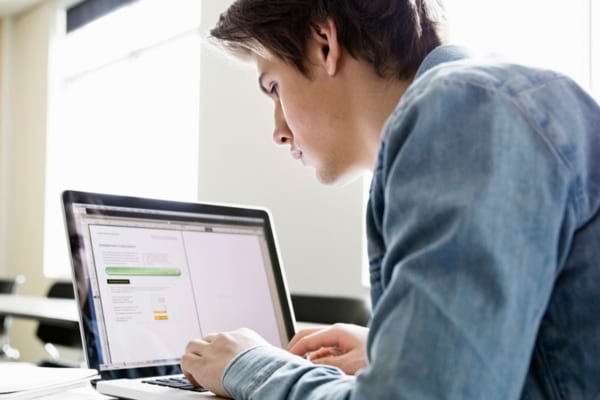 Un homme répondant à des enquêtes en ligne rémunérées sur internet