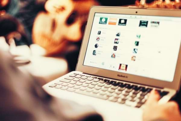 Un homme qui met en ligne des objets à louer pour gagner de l'argent sur internet