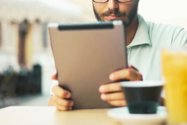 Un homme faisant des achats sur internet qui récupère du cashback