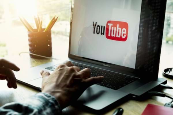 Un homme qui crée une chaine youtube pour gagner de l'argent sur internet