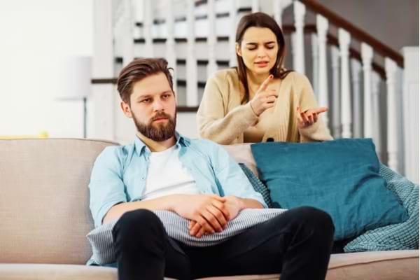 Un homme qui n'écoute ne veut plus parler d'avenir avec sa femme