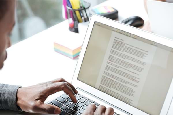 Un homme qui fait de la rédaction en freelance pour gagner de l'argent sur internet