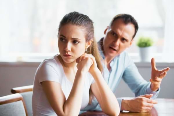 Un homme tout le temps de mauvaise humeur avec sa femme