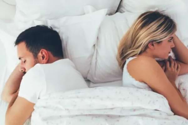 Un homme couché au lit qui ne veut plus de rapports physiques