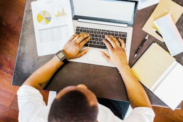 Un homme qui fait son budget grâce à un outil excel