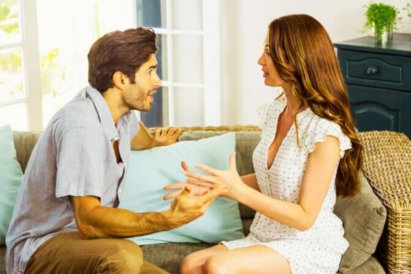 Un homme qui ment devant sa femme