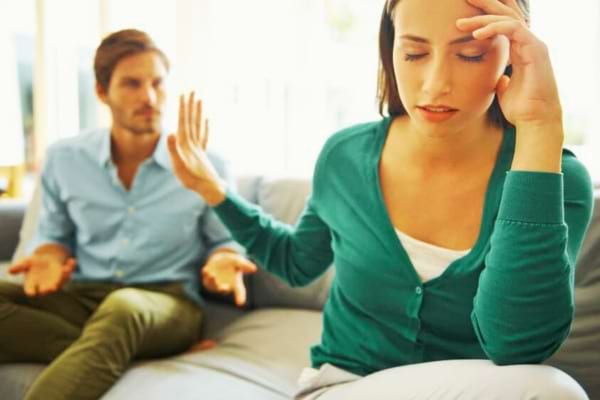 Un homme et une femme qui se dispute pour rien