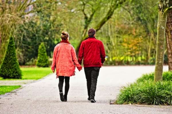 Un homme qui se promène avec une femme en cachette