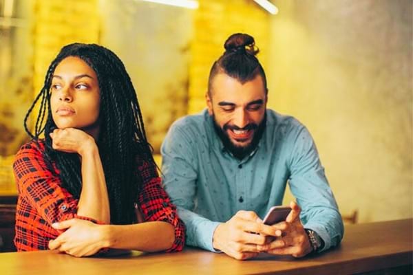 Homme qui passe son temps sur son téléphone sans s'occuper de sa femme
