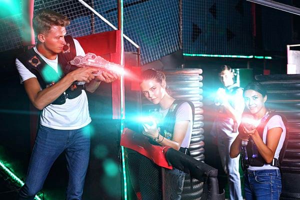 Quatre personnes dans un jeu de laser game 