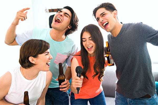 Un groupe de jeune qui font du karaoké 