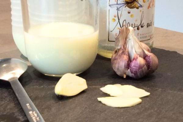 Boire du lait chaud à l'ail aide à arrêter les quintes de toux sèche.