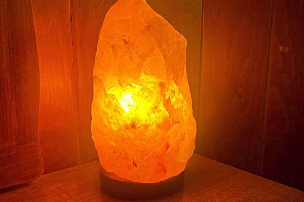 Une lampe de sel allumée dans le noir