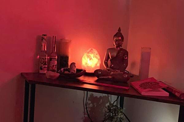 Une lampe de sel proche d'un bouddha
